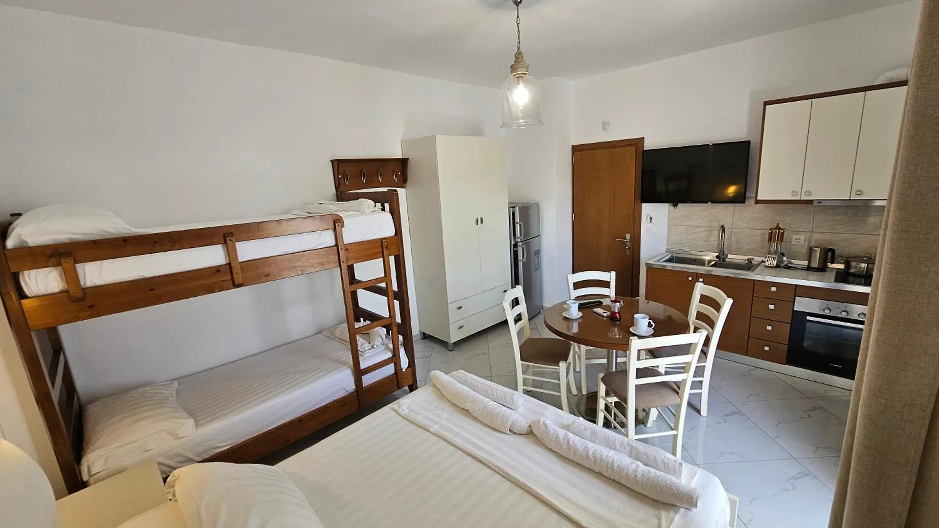 Πανσιόν Villa A & A Εξαμίλιο